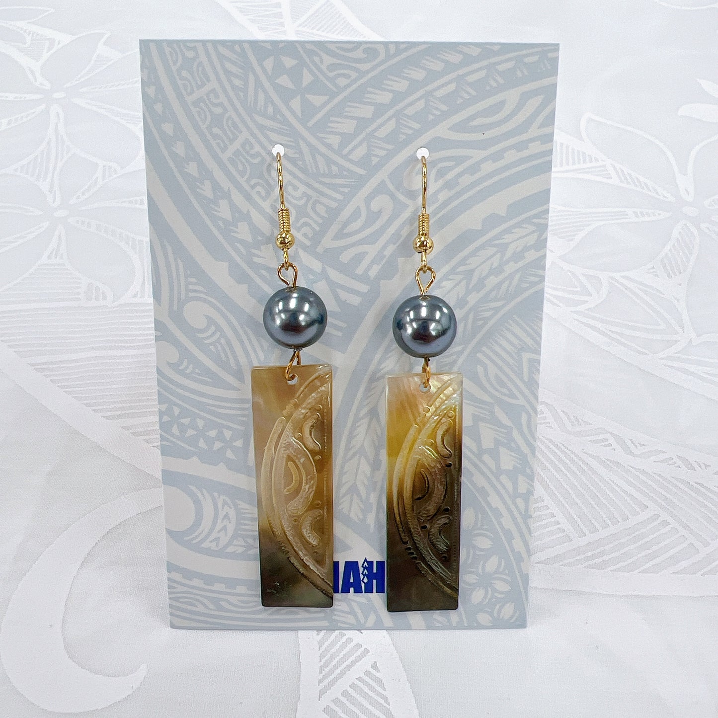 Shell earrings with pearls