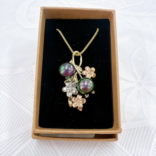 Necklace with pearls