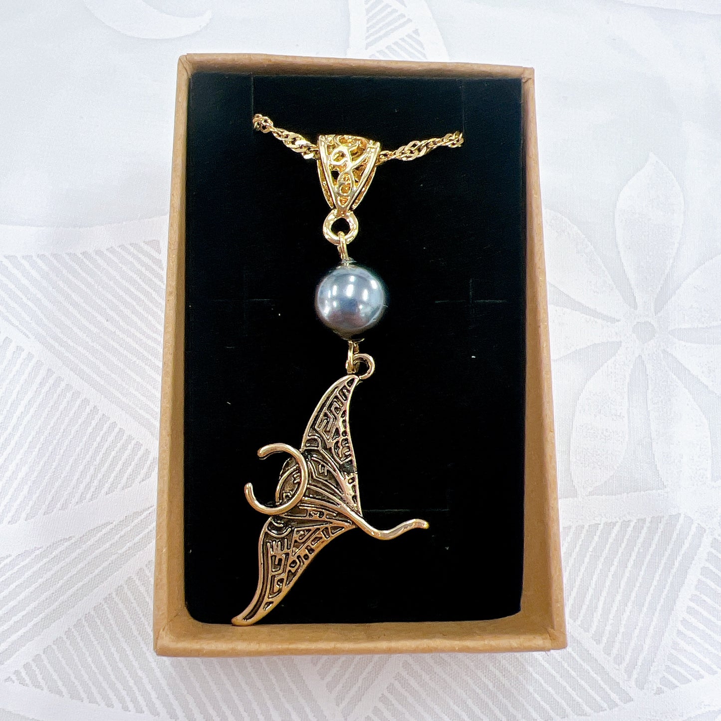 Necklace with pearls