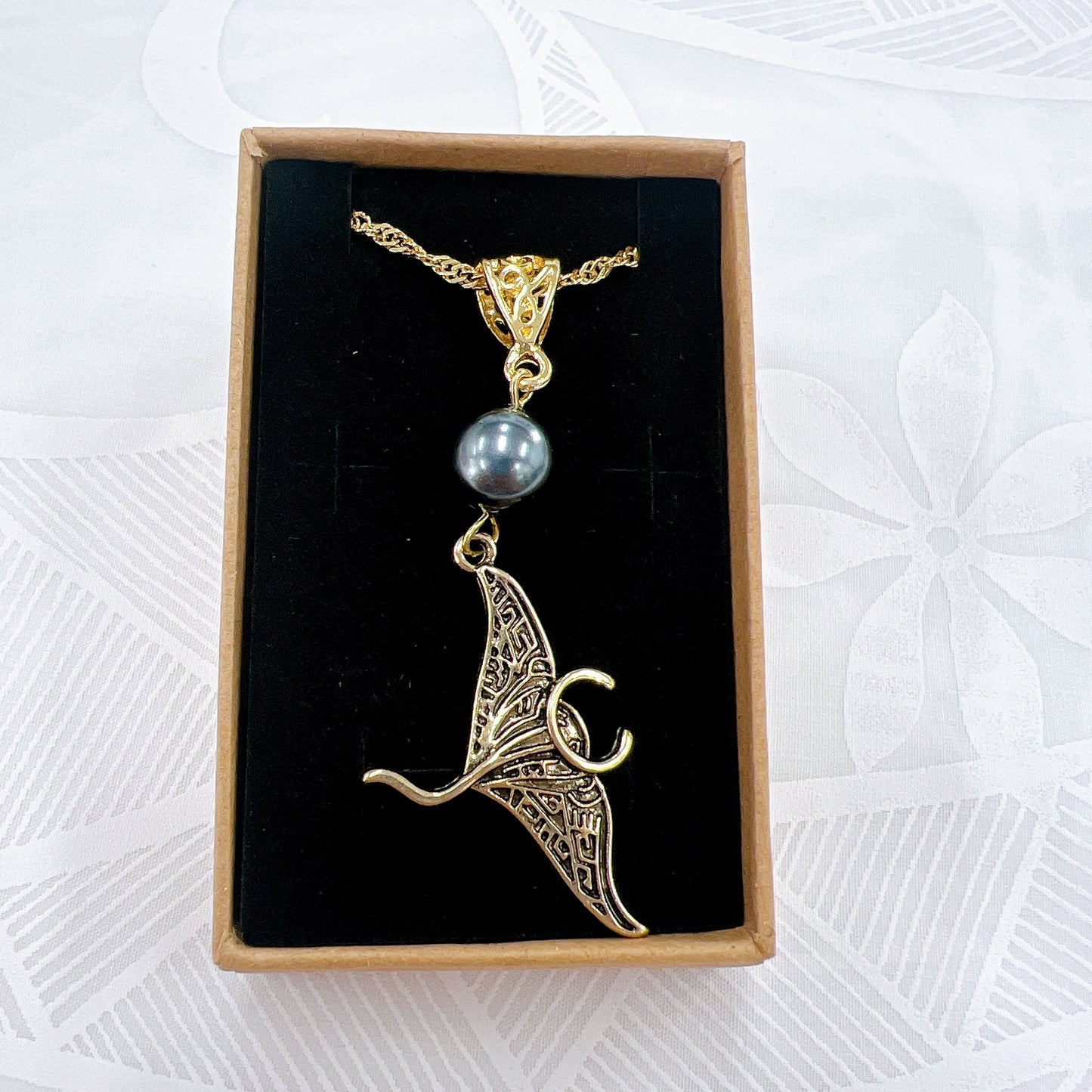Necklace with pearls