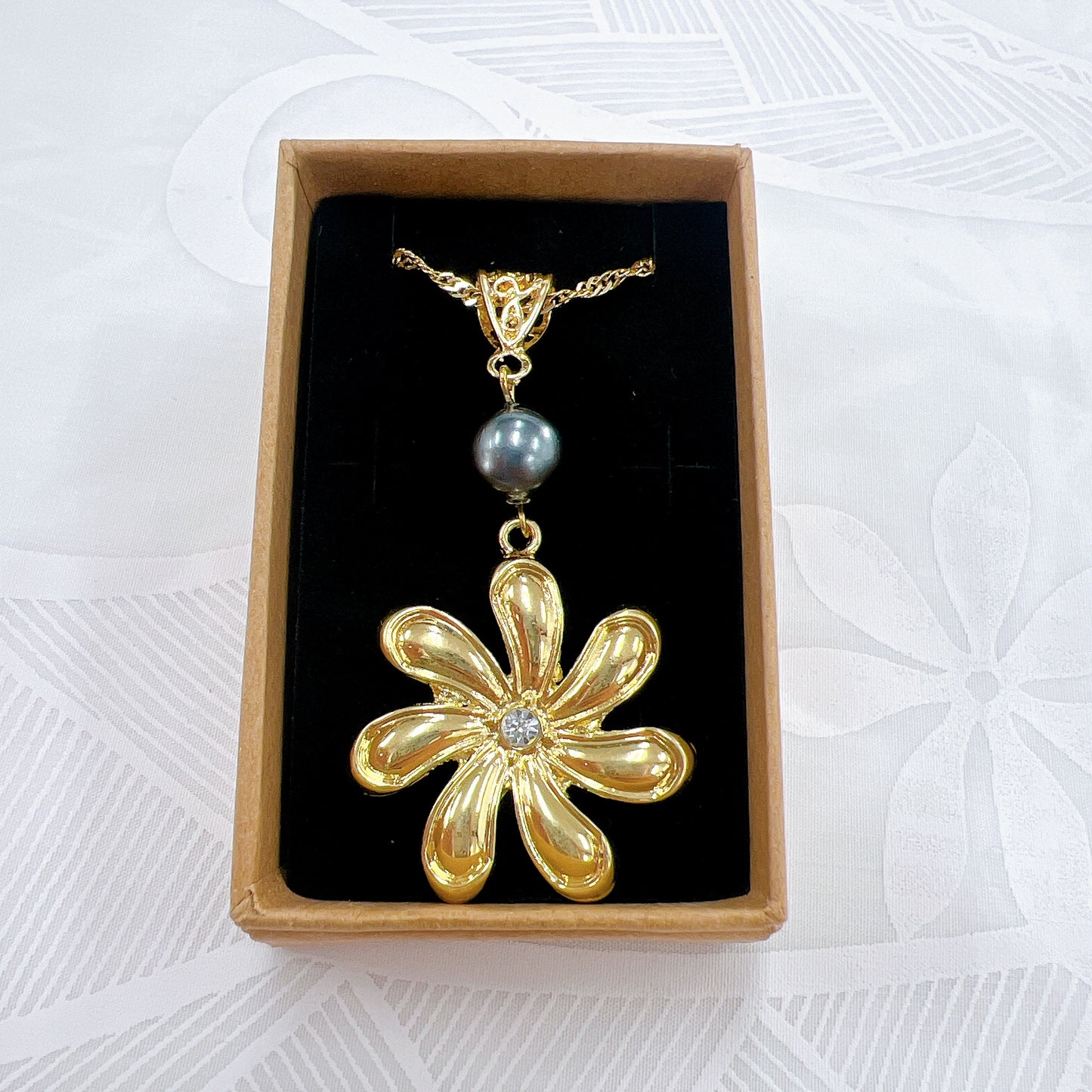 Necklace with pearls