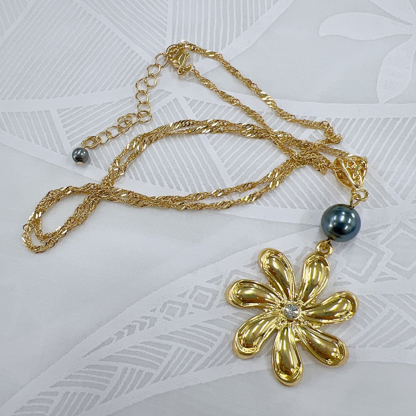 Necklace with pearls