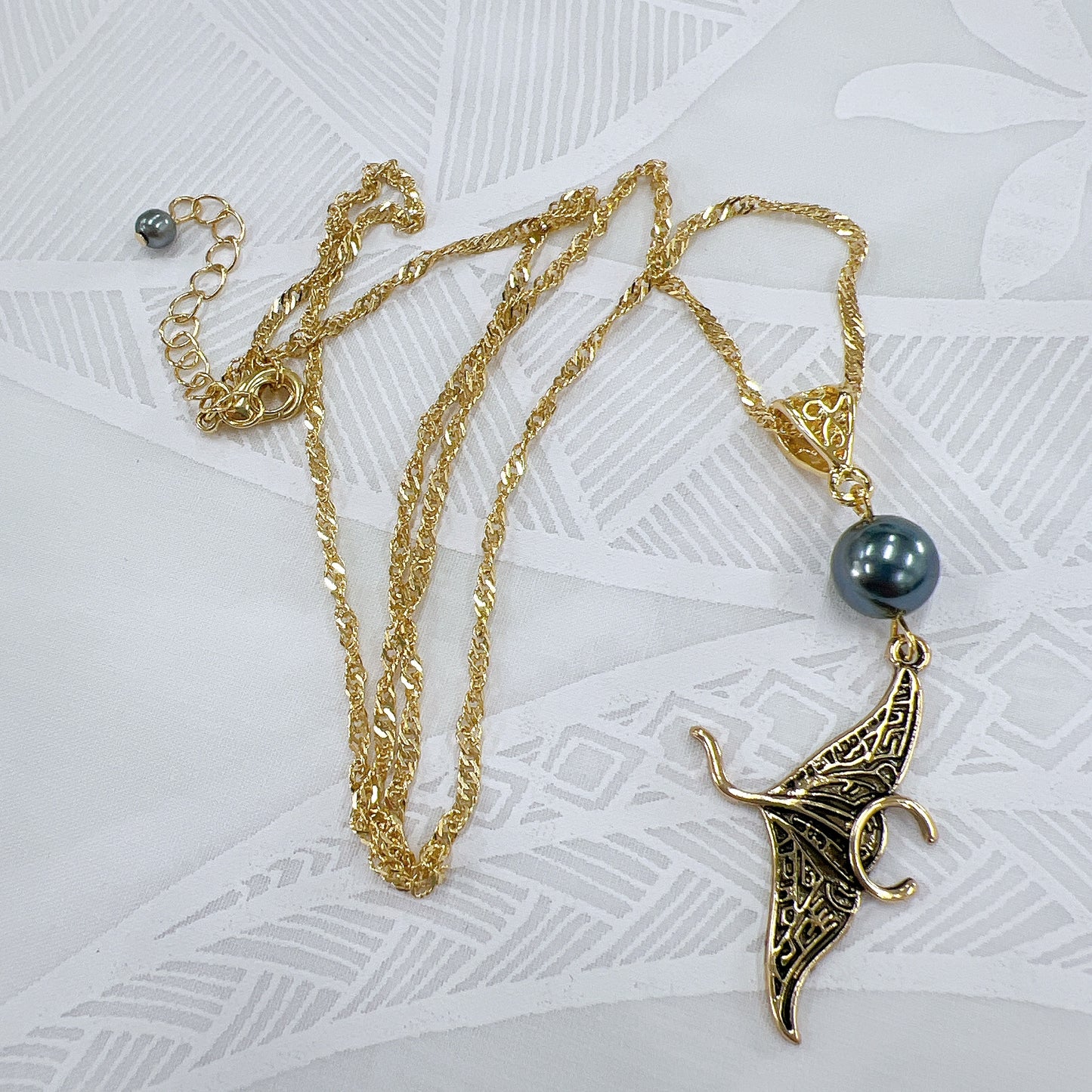 Necklace with pearls
