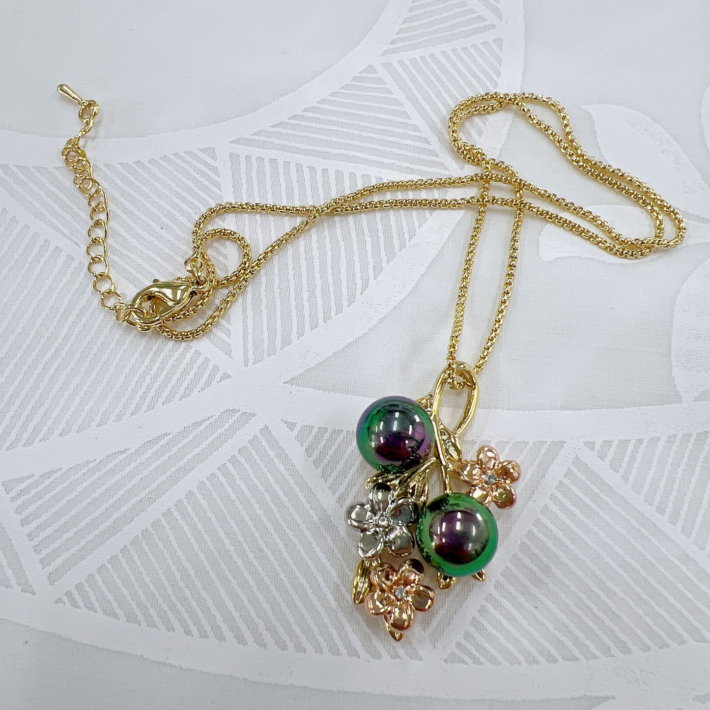 Necklace with pearls