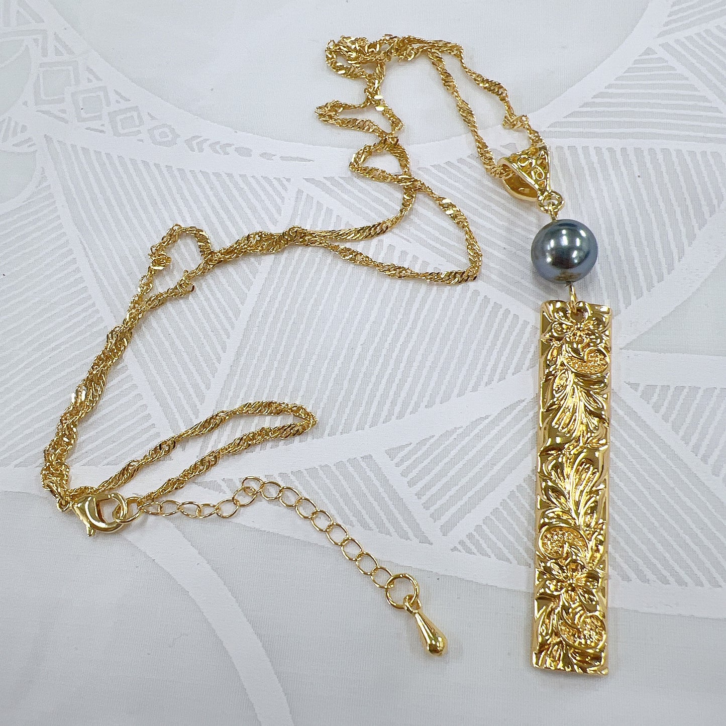 Necklace with pearls